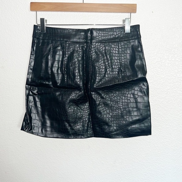 Forever 21 Black Snake Skin Faux Leather NEW Mini Skirt - Picture 4 of 11